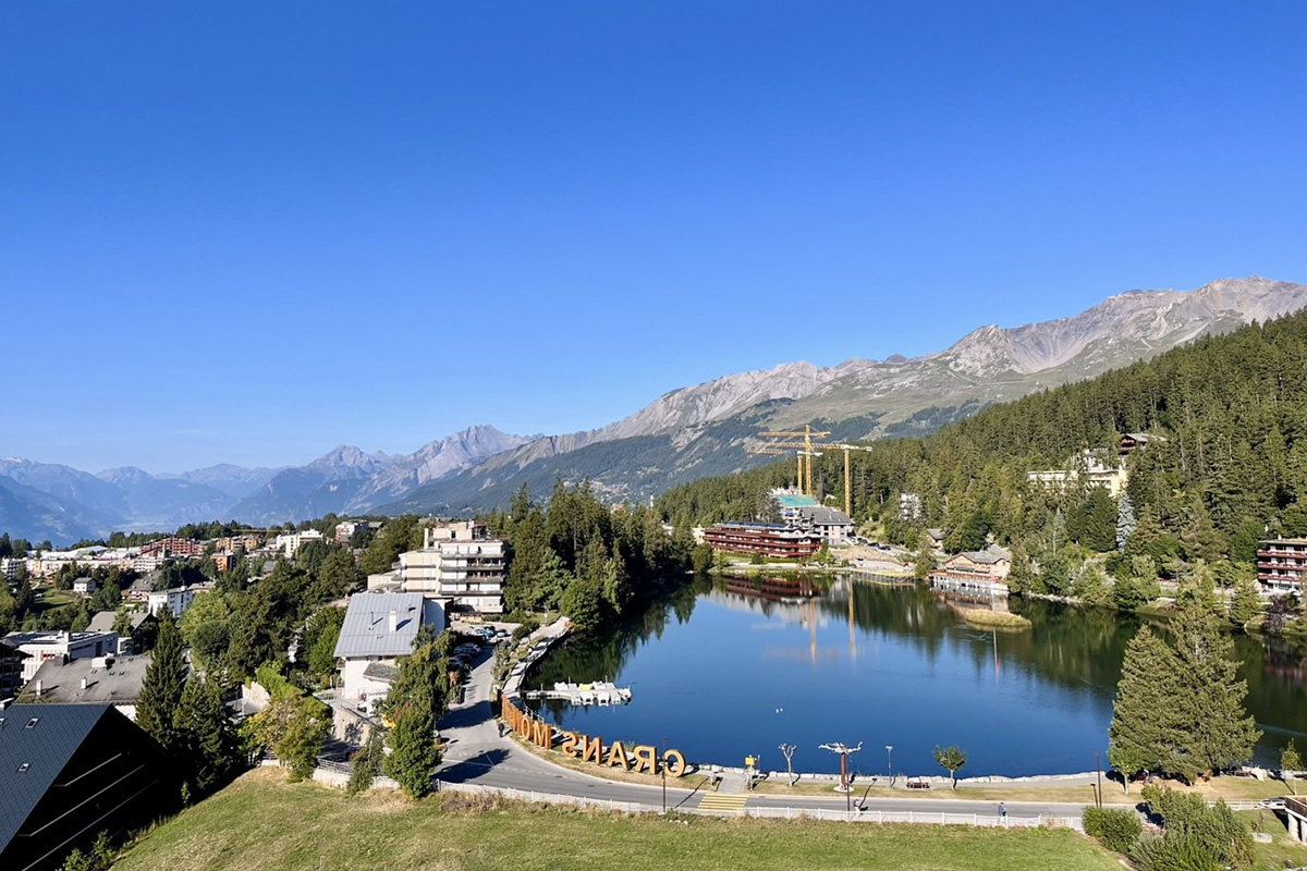 クラン・モンタナの美しい街並み
