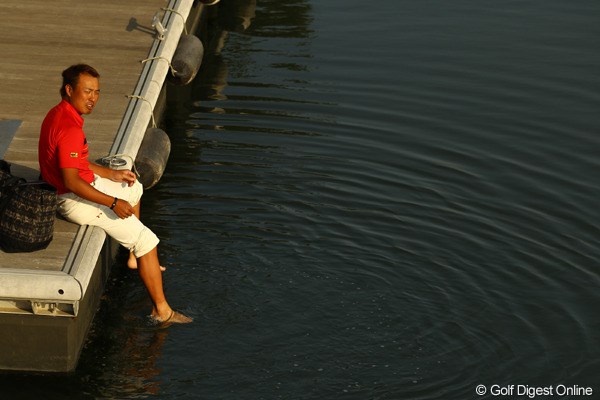 2011年 とおとうみ浜松オープン 2日目 谷口拓也 駐車場行きの船を待つ間、川で足を洗ってます。気持ち良さそうです。残念ながら予選落ちでした