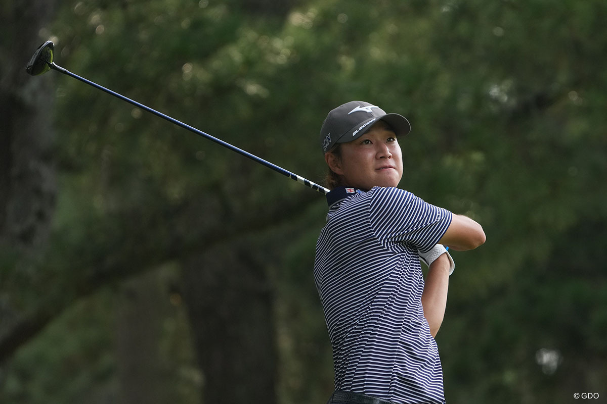 ティショット後ボールの行方を追う