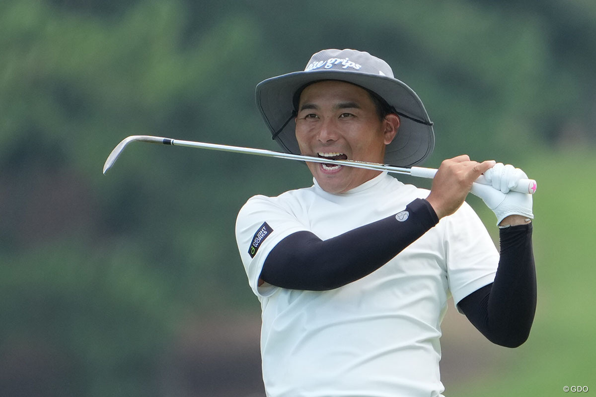 微妙なショットにクラブを噛む