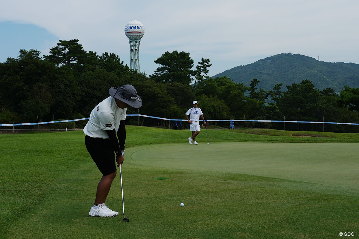 アプローチからピンを狙う 2025年 Sansan KBCオーガスタゴルフトーナメント 初日 池村寛世