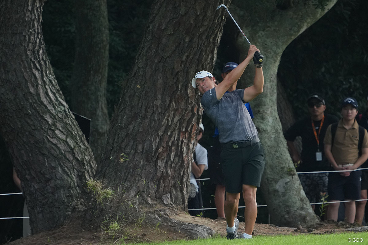 ティショットを曲げナイスリカバリーを見せる