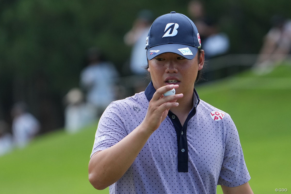 パット決めファンの声援に応える