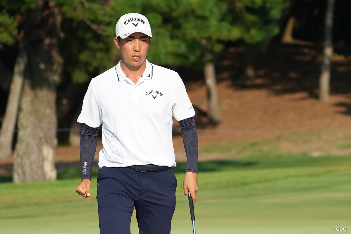 最終ホール、バーディを奪いガッツポーズ 2025年 Sansan KBCオーガスタゴルフトーナメント 初日 杉原大河