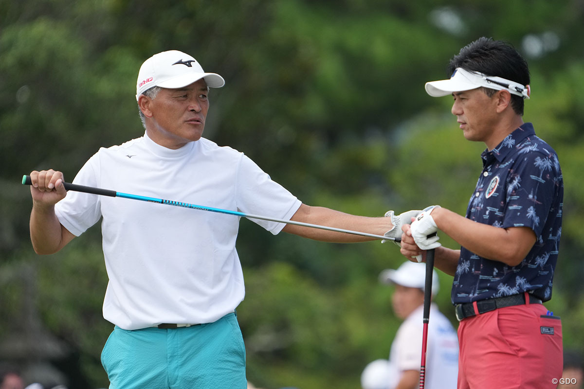 スタート前、話し込む 2025年 Sansan KBCオーガスタゴルフトーナメント 初日 手嶋多一 近藤智弘