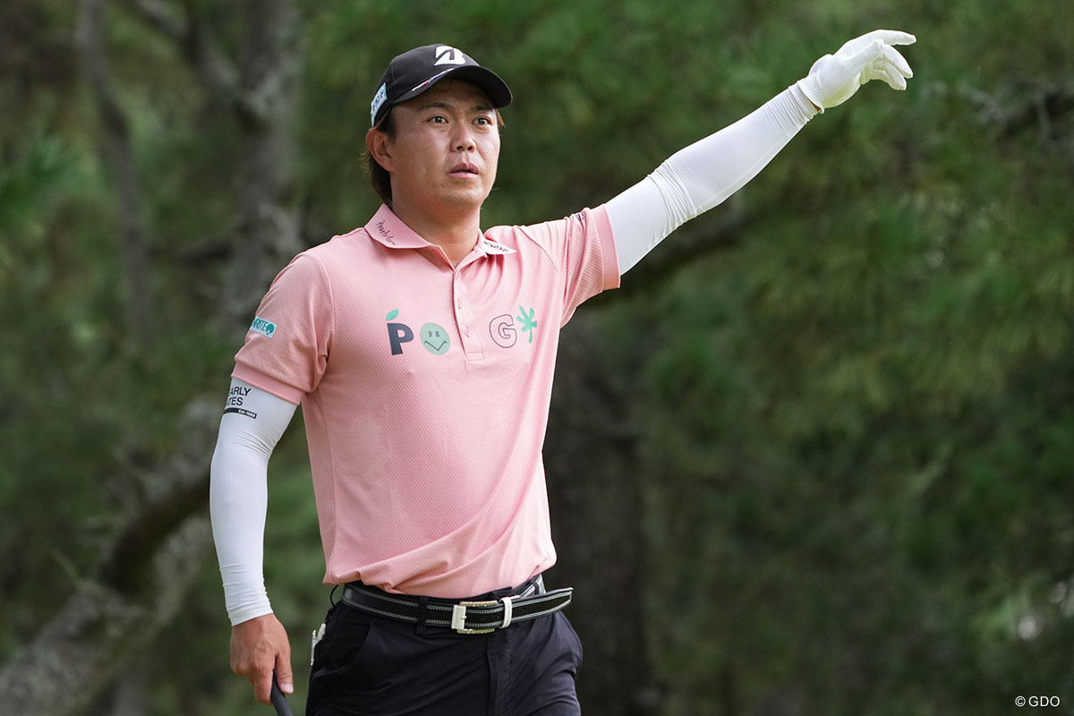 2番ティ、方向を確かめる