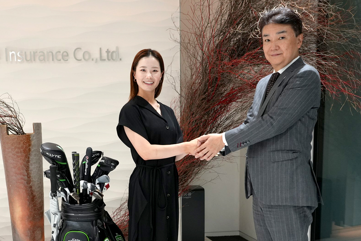 青木香奈子（左）がソニー生命とスポンサー契約。同社専務の浅沼裕治氏と（提供：ソニー生命保険）