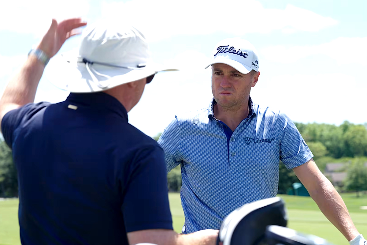 トーマス（右）と話し込むJJ（提供：タイトリスト）