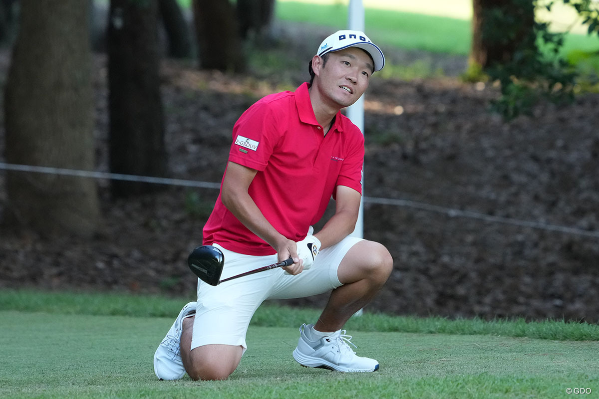 ティショット後。不安そうに打球の行方を見る 2025年 Sansan KBCオーガスタゴルフトーナメント 2日目 浅地洋佑