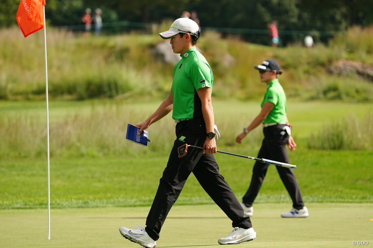 グリーンの半そでシャツで