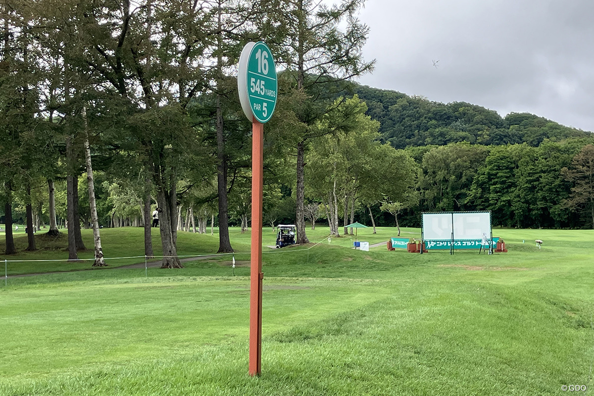 本来の場所（手前）から約80yd前に出された16番のティイングエリア