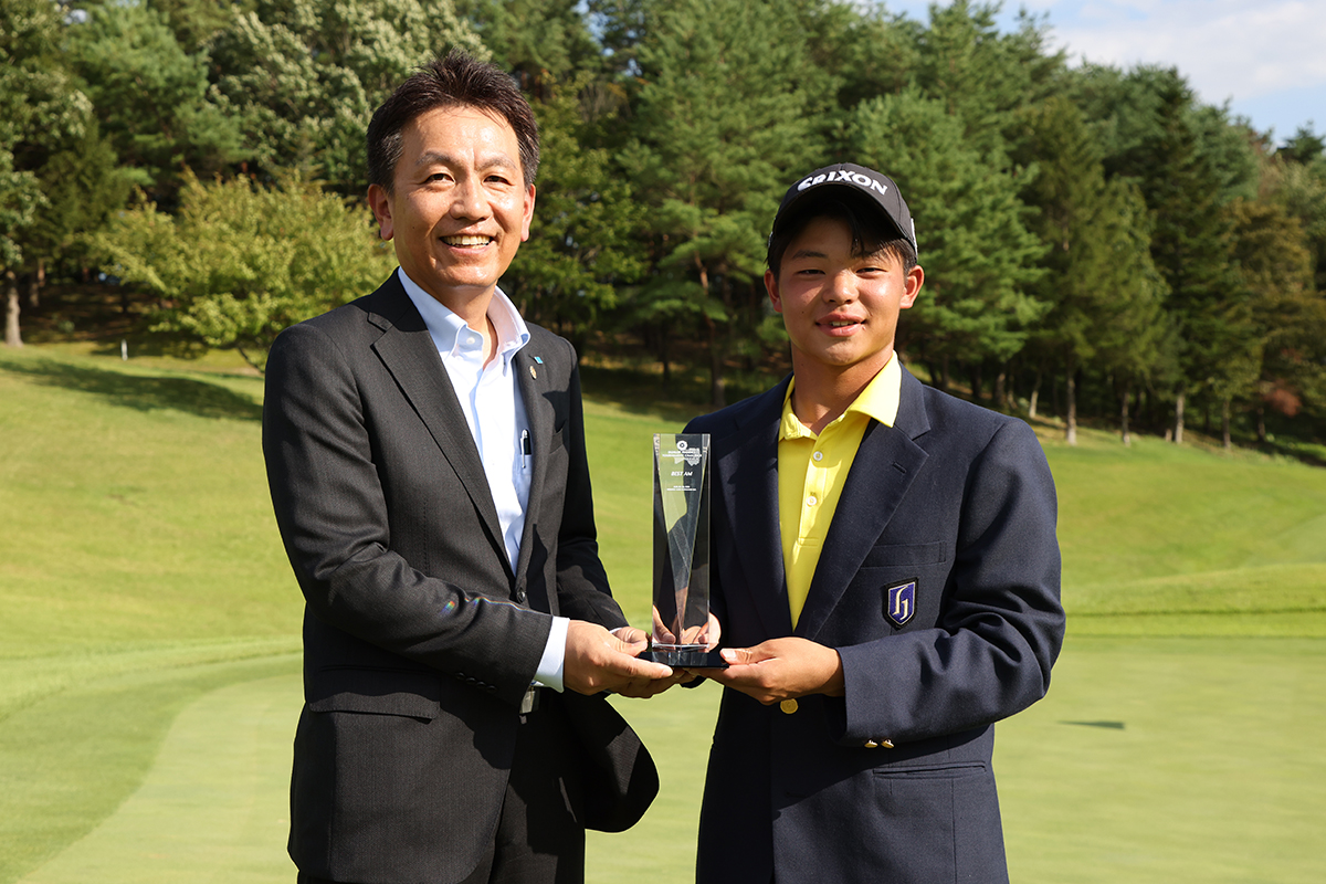 吉行アムロ（右）がローアマ（提供：JGTO）