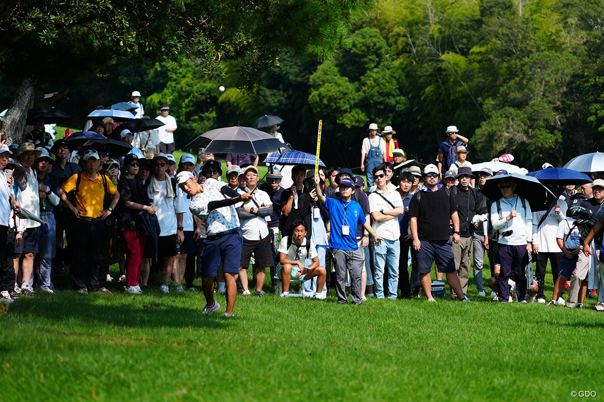 ギャラリーを背にショットをする 2025年 Sansan KBCオーガスタゴルフトーナメント 3日目 杉原大河