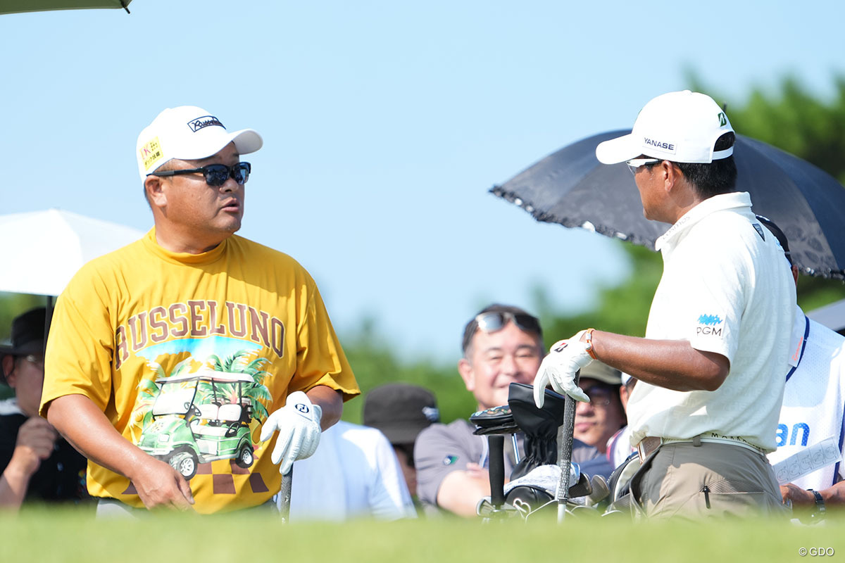 同組の宮里優作と話す