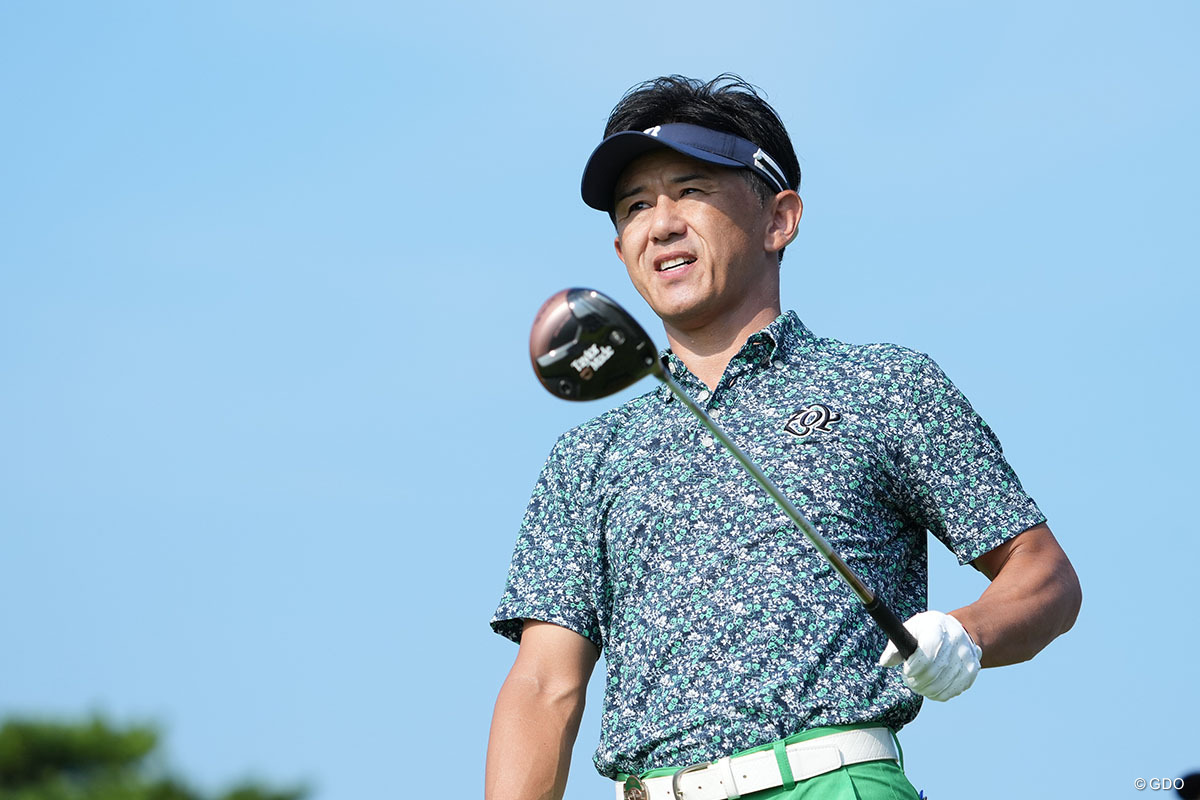 ティショット後打球の行方を追う 2025年 Sansan KBCオーガスタゴルフトーナメント 3日目 近藤智弘