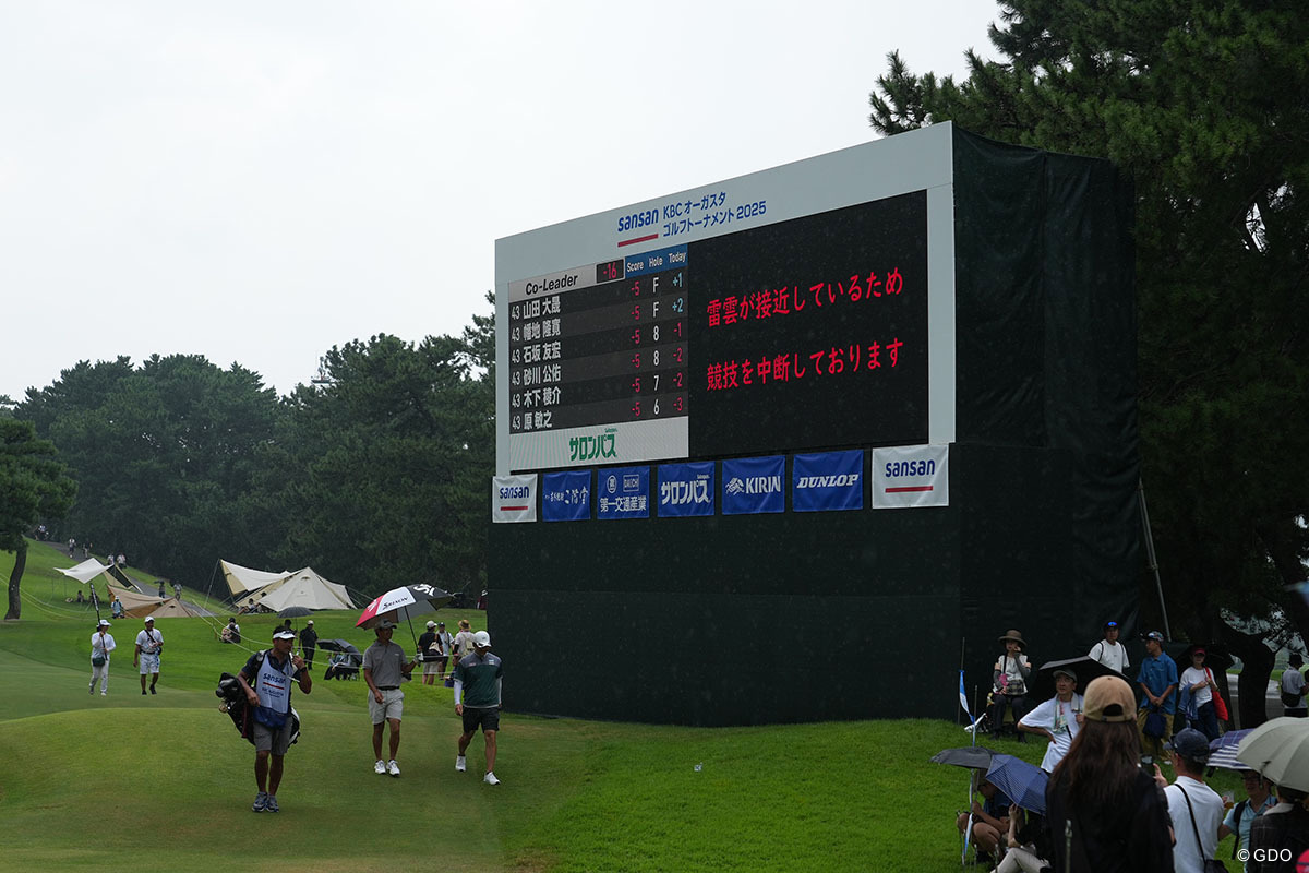 落雷のため一時中断、クラブハウスに引きあげる