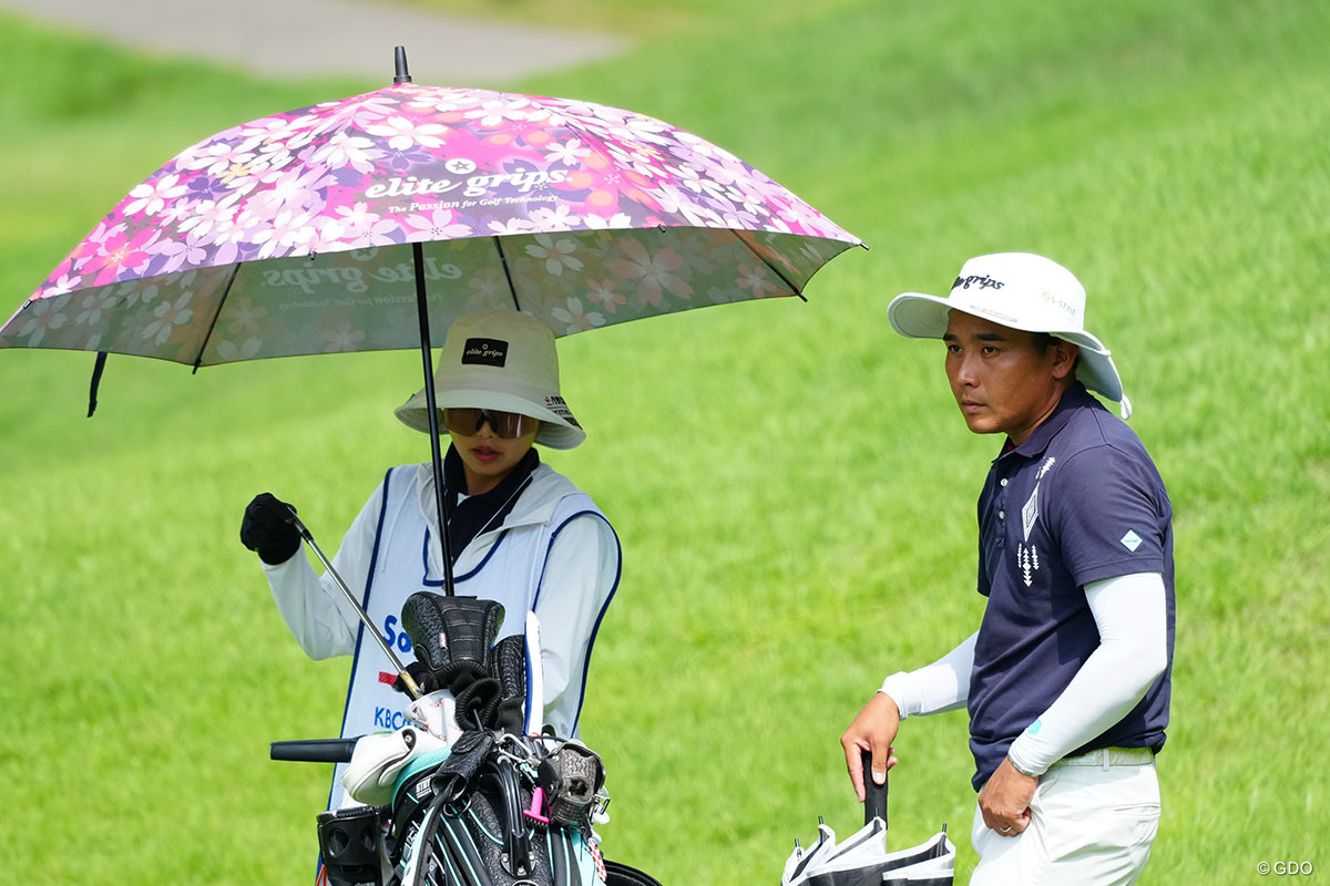 キャディさんの傘が可愛い 2025年 Sansan KBCオーガスタゴルフトーナメント 最終日 池村寛世