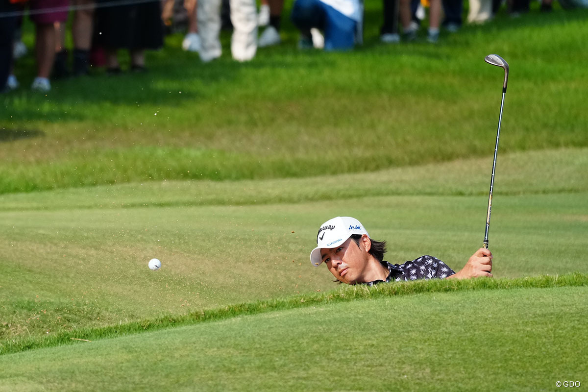 バンカーからピンを狙う