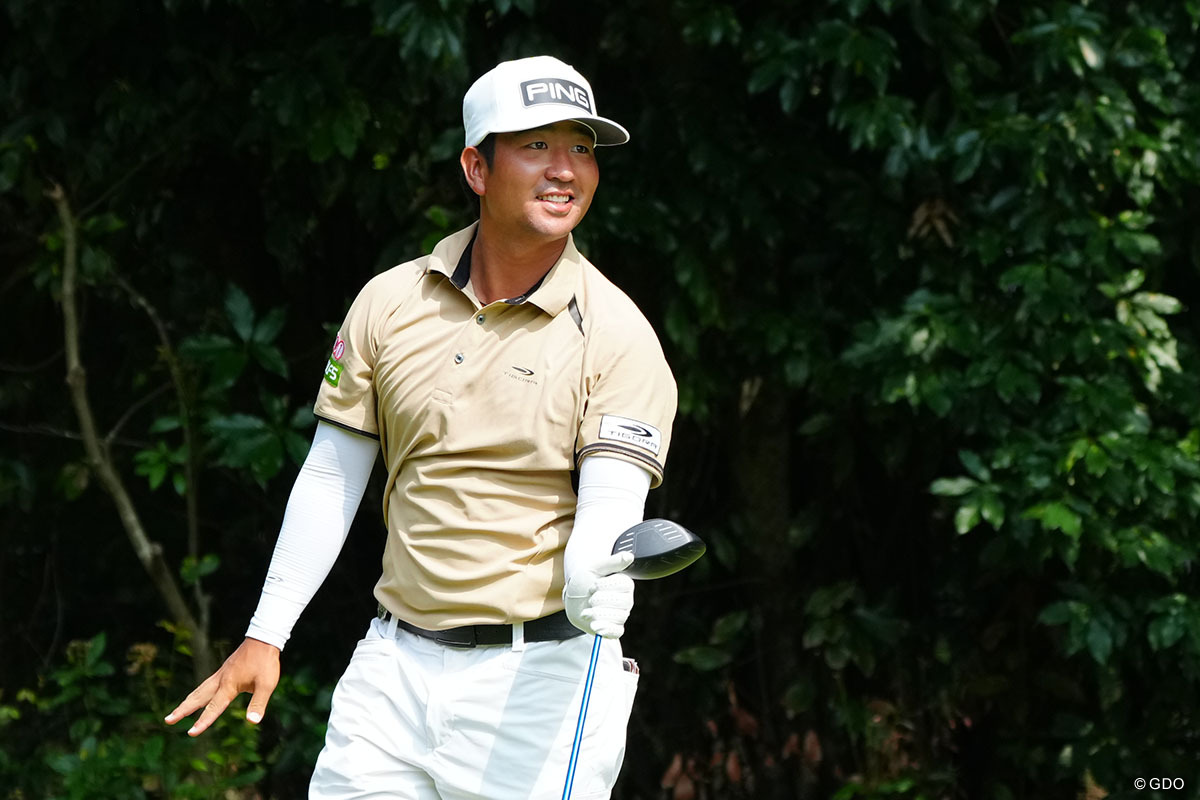 ティショット後笑顔を見せる