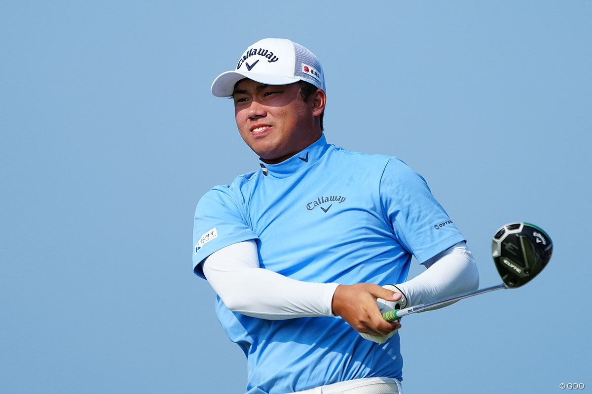 ティショット、心配そうにボールの行方を見つめる