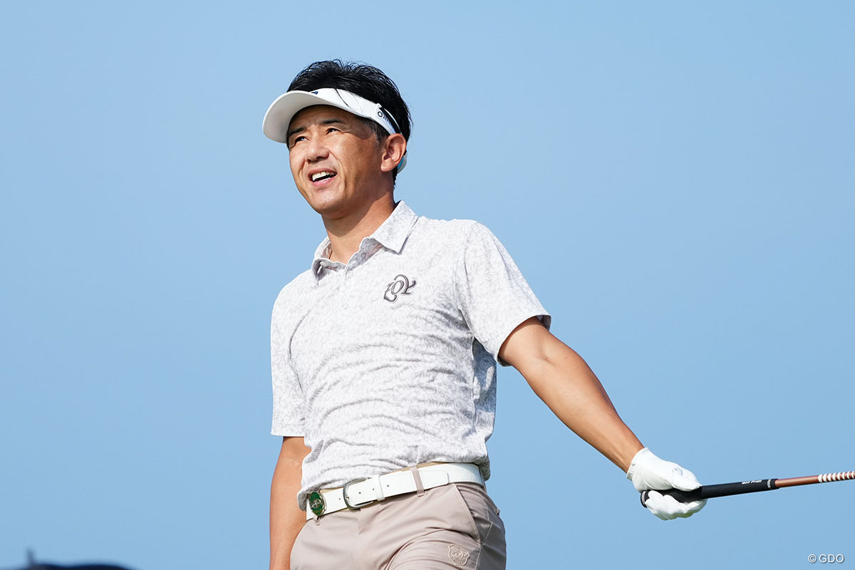 ティショット後打球の行方を見る