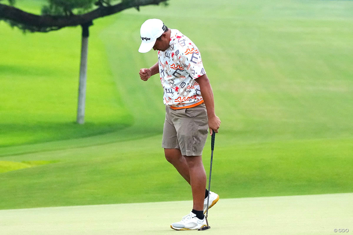 力強くガッツポーズ