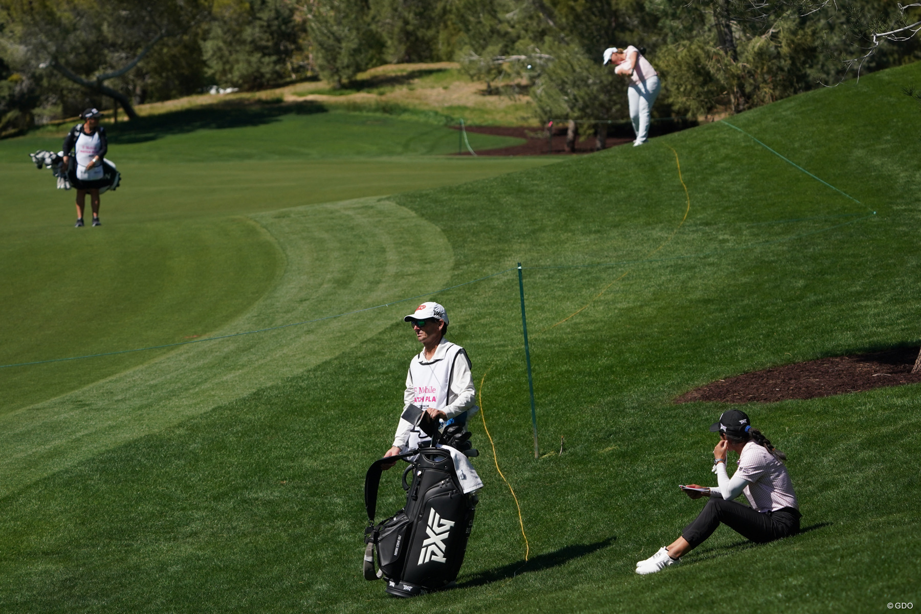 座り込む場面もあった