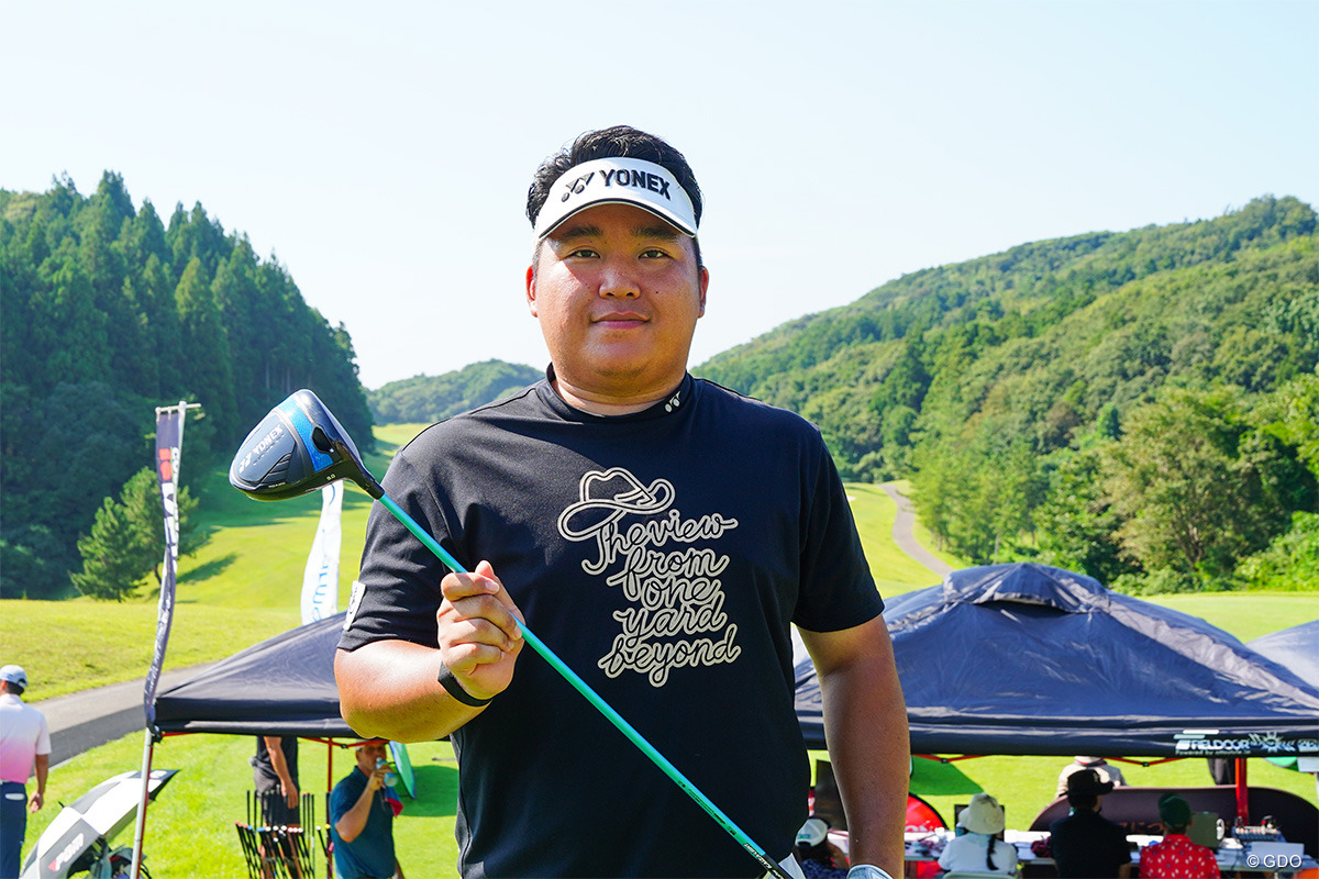 ヨネックスと契約を結ぶドラコンプロの池田一耶(かずや)選手。新作ヘッドに30g台のシャフトを挿して挑戦した