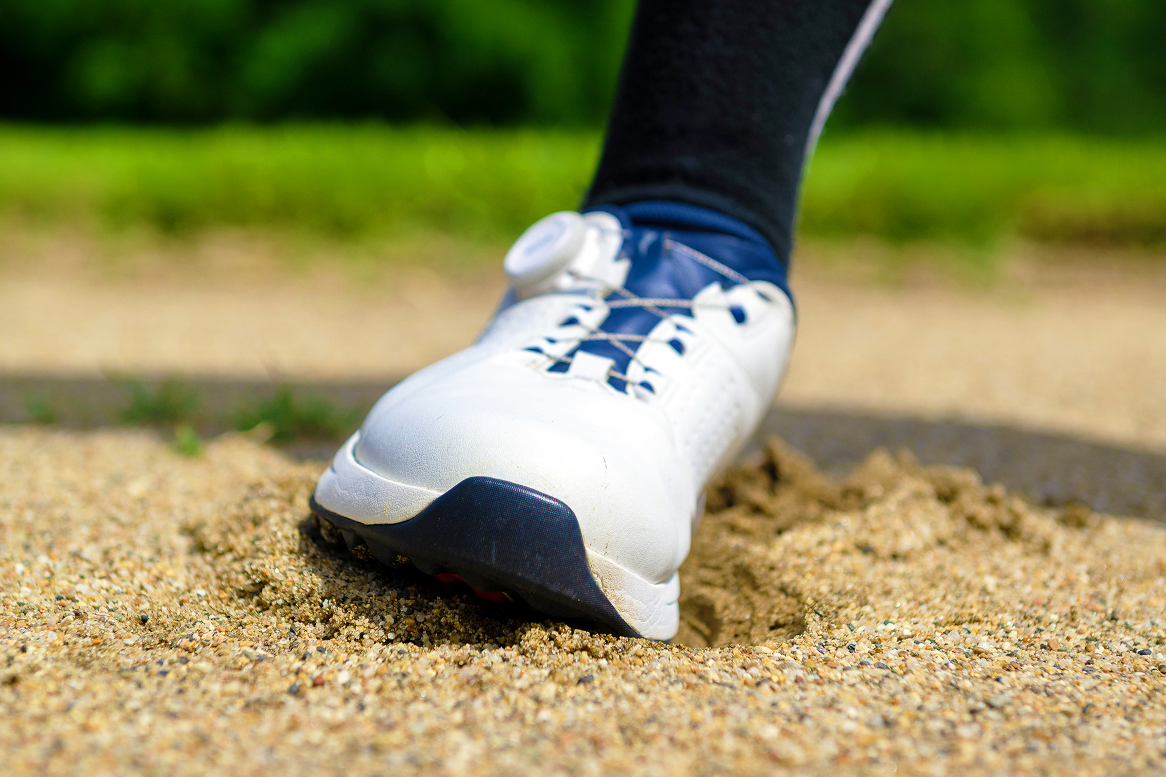 フェアウェイバンカーから確実に乗せる方法 気にしてた？「右足」の埋め方 幡野夏生