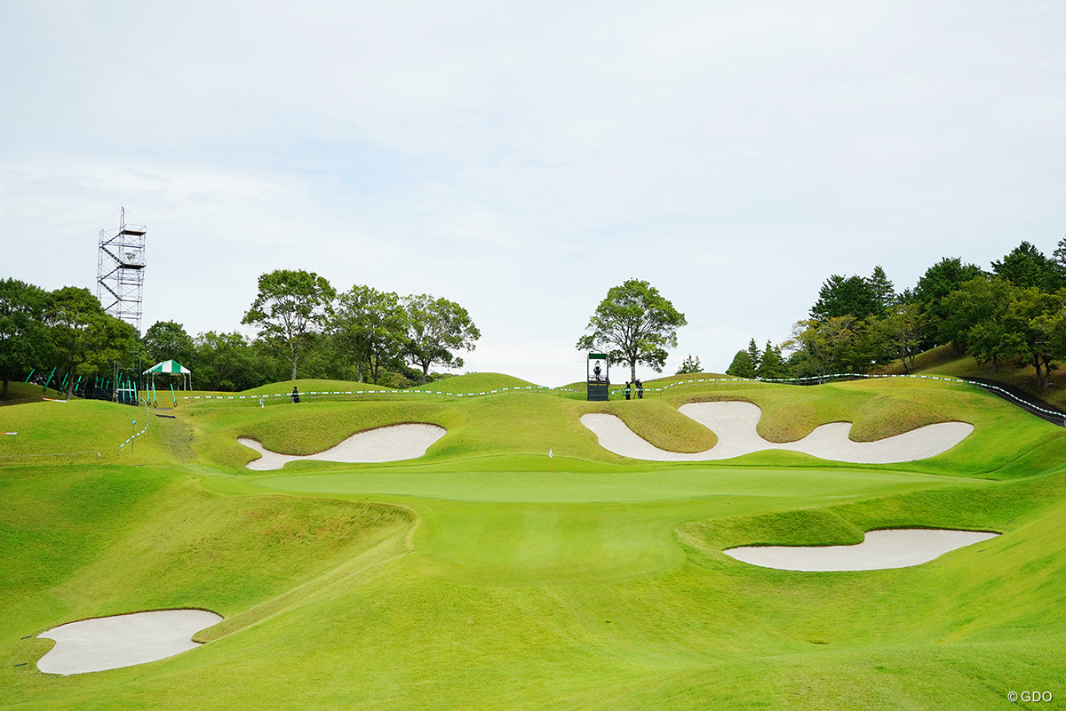 左手前に“日本一あごの高い”バンカーがある17番