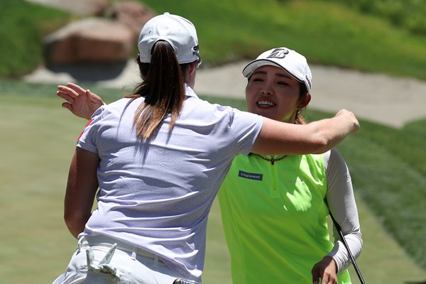 2023年大会の準決勝を終えてレオナ・マグワイアとハグする古江彩佳（Getty Images）