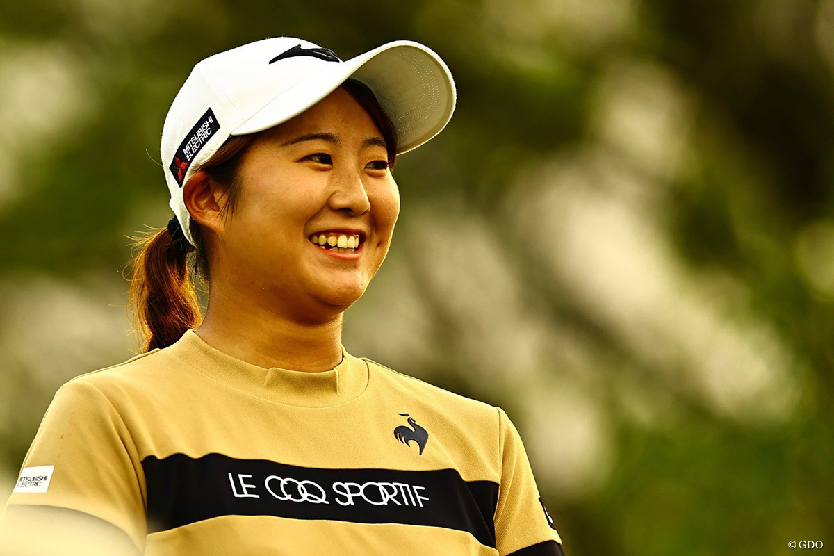 稲垣那奈子が「64」でプレー