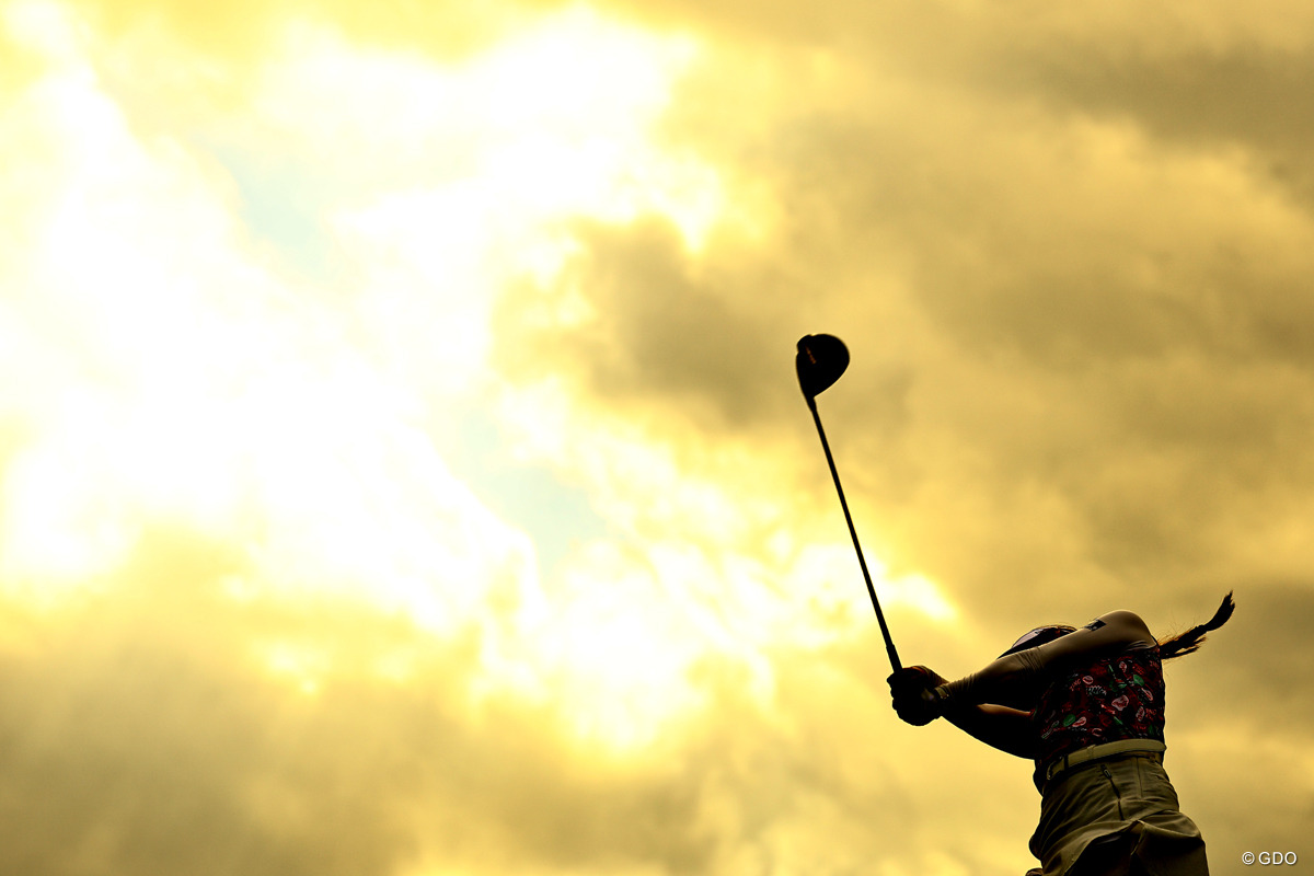 晴天の下、1日遅れで開幕