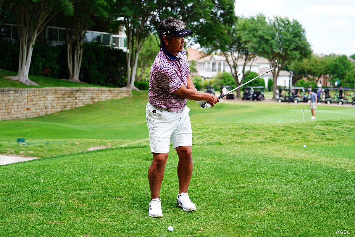 クローズスタンスでカットに打つ【藤田寛之アプローチのレシピ#6／左足下がりのセミラフ】