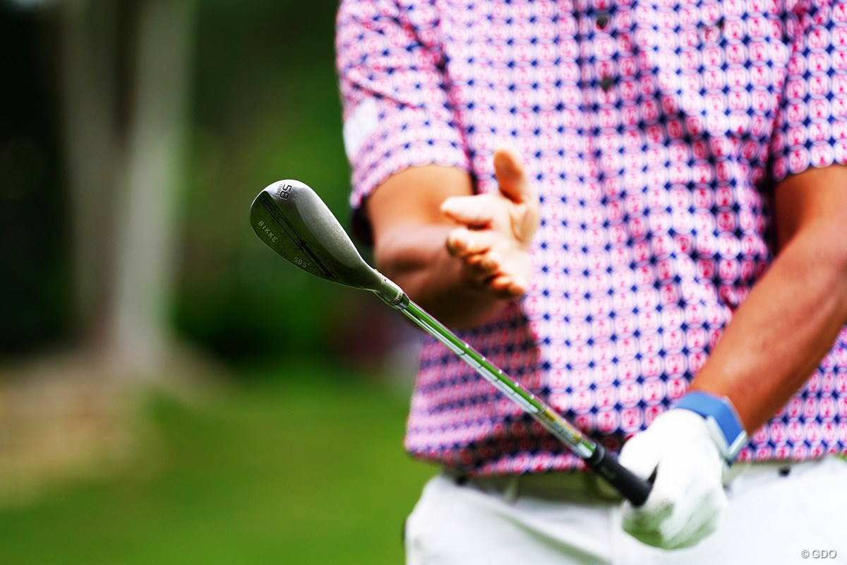 クローズスタンスでカットに打つ【藤田寛之アプローチのレシピ#6／左足下がりのセミラフ】