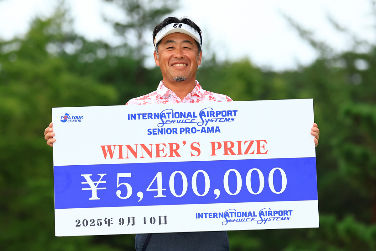 今季2勝目を飾ったルーキーの岩本高志。賞金ランキングもトップに浮上した（提供：日本プロゴルフ協会）