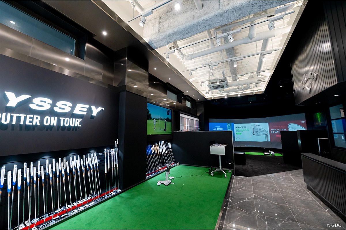 アイアンフィッティング オデッセイのパター群が目に飛び込んでくる