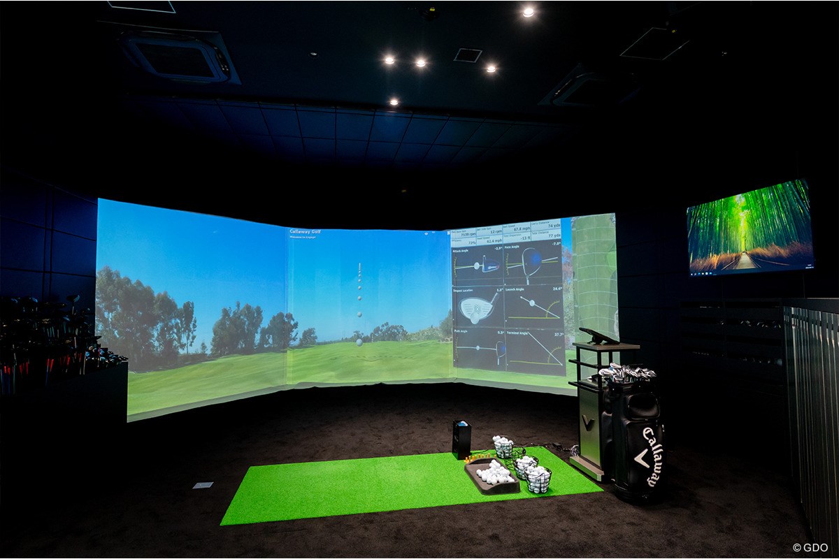 アイアンフィッティング 広々とした打席はリラックスして試打できる