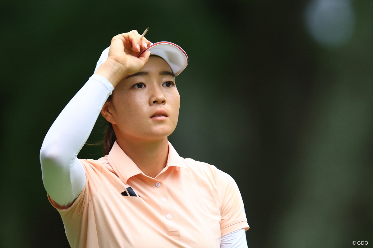 後続に3打差の首位に立った