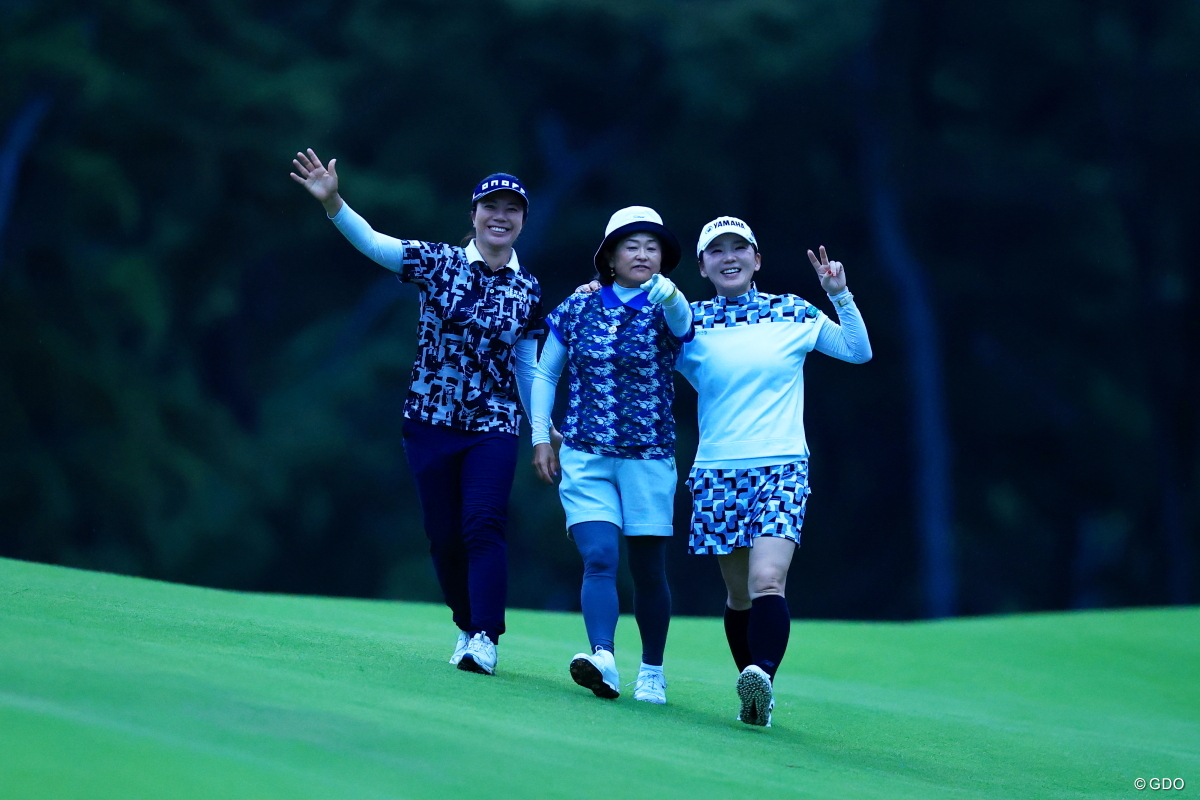 日没サスぺになり引き上げる御三方 2025年 ソニー日本女子プロゴルフ選手権大会 2日目 下川めぐみ・原田香里・有村智恵