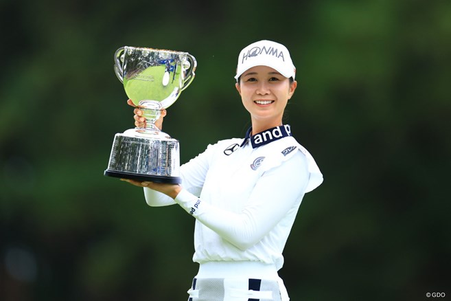 金澤志奈が涙のツアー初優勝 国内メジャーのプレーオフで桑木志帆を破る