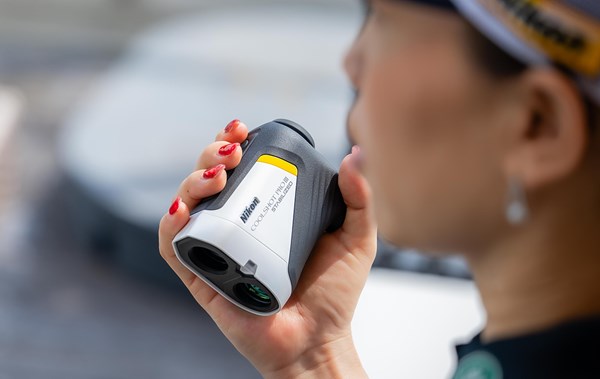 2025年 ニコン特集 最新モデル「COOLSHOT PROIII  STABILIZED」の測距スピードはわずか「0.1秒」。使用するたびに驚くほどの速さを実感している