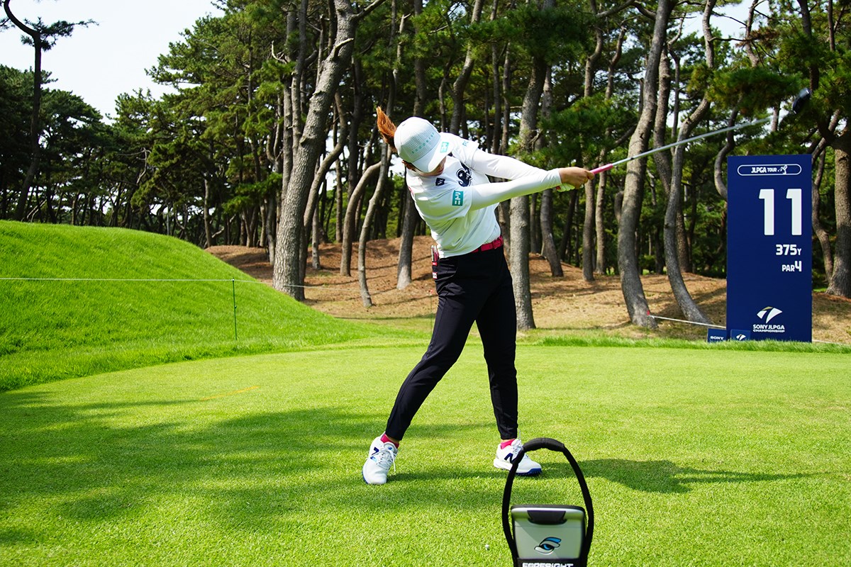 フェアウェイバンカーからの特打ち「早く陸に上がりたかった(笑)」スイングセルフ解説／櫻井心那 最後まで体とクラブが同調している