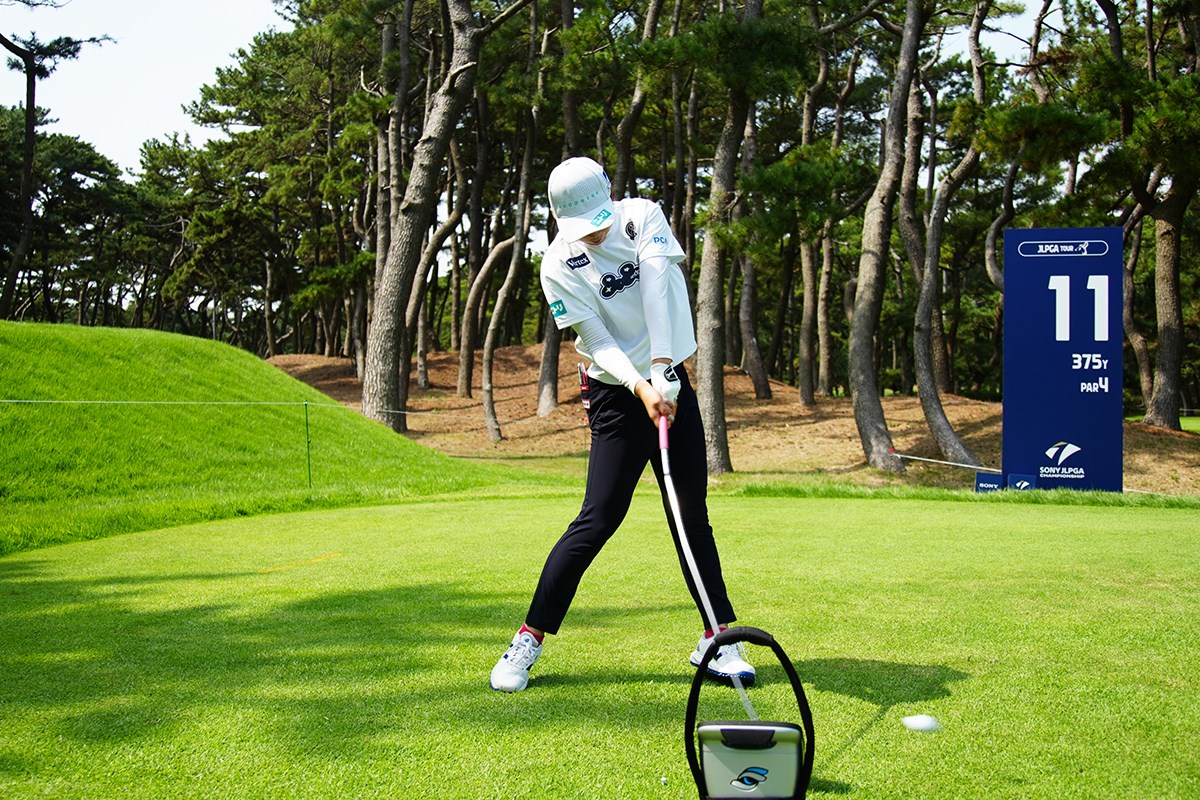 フェアウェイバンカーからの特打ち「早く陸に上がりたかった(笑)」スイングセルフ解説／櫻井心那 全身のパワーがインパクトに凝縮