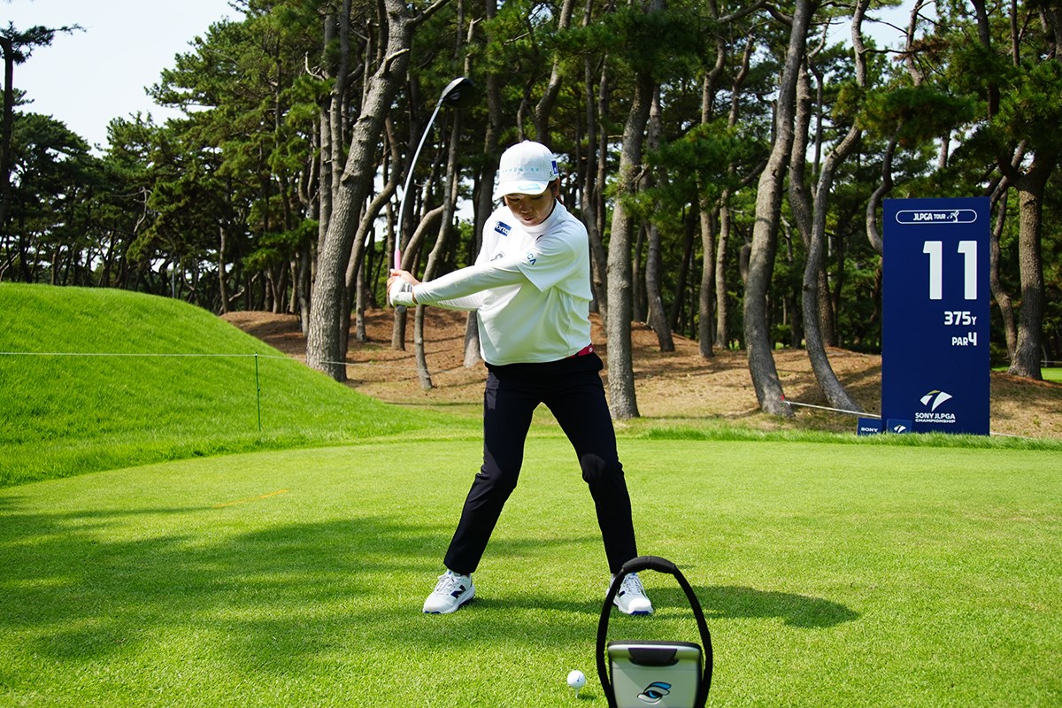 フェアウェイバンカーからの特打ち「早く陸に上がりたかった(笑)」スイングセルフ解説／櫻井心那 左にしっかりと踏み込む