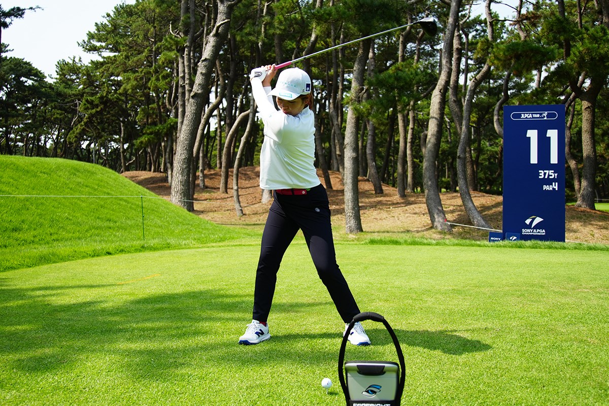 フェアウェイバンカーからの特打ち「早く陸に上がりたかった(笑)」スイングセルフ解説／櫻井心那 以前よりトップもコンパクトに