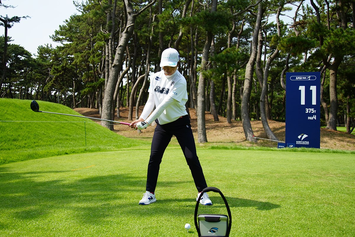 フェアウェイバンカーからの特打ち「早く陸に上がりたかった(笑)」スイングセルフ解説／櫻井心那 以前に比べて右わきが締まった
