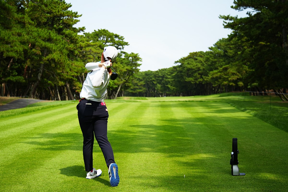 フェアウェイバンカーからの特打ち「早く陸に上がりたかった(笑)」スイングセルフ解説／櫻井心那 最後までバランスよく立てている