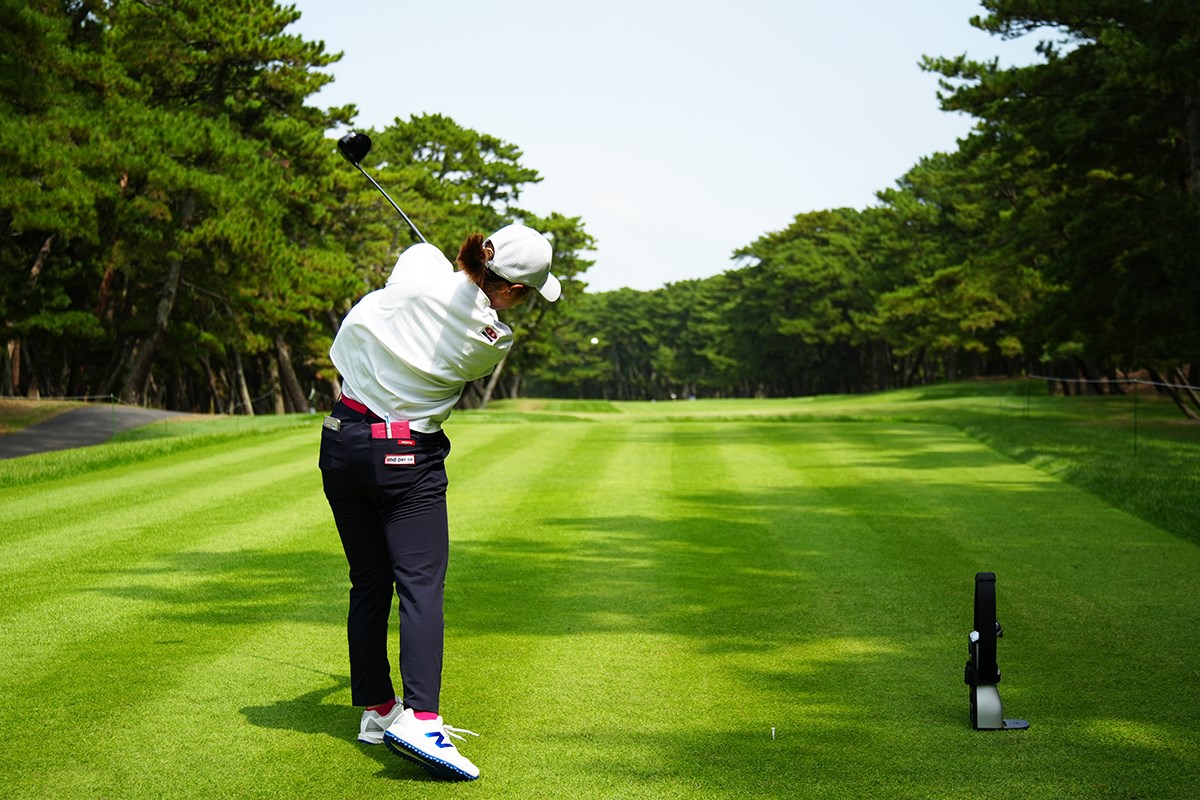 フェアウェイバンカーからの特打ち「早く陸に上がりたかった(笑)」スイングセルフ解説／櫻井心那 フェースが返り過ぎずスクエアに