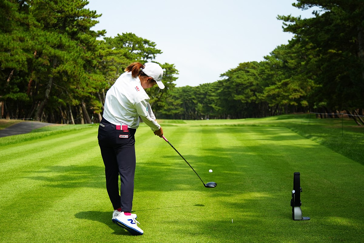 フェアウェイバンカーからの特打ち「早く陸に上がりたかった(笑)」スイングセルフ解説／櫻井心那 右サイドでしっかりとボールを押せている
